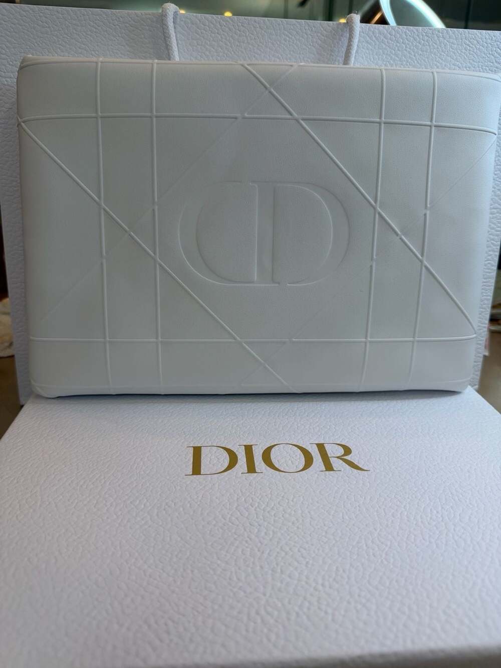 Dior Beauty White Quilted VIP Gift Cosmetics Pouch with Star Zipper Charm - Picture 1 of 8